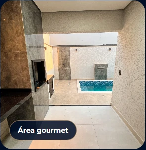 Área gourmet com churrasqueira e piscina ao fundo
